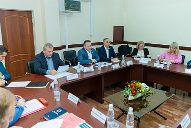 Кто ответит за мусор и заросший двор?